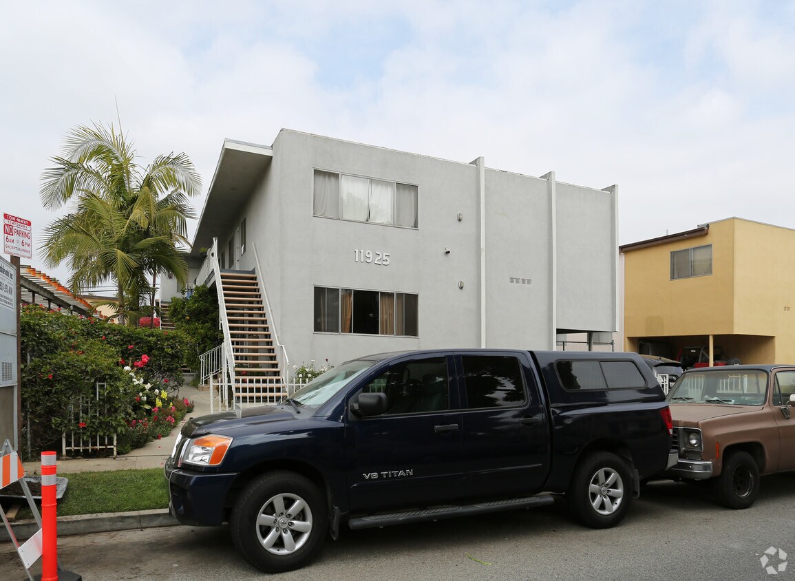 Building Photo - 11925 Courtleigh Dr
