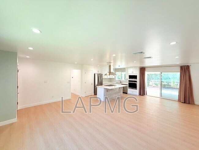 Building Photo - 10839 Fellows Ave
