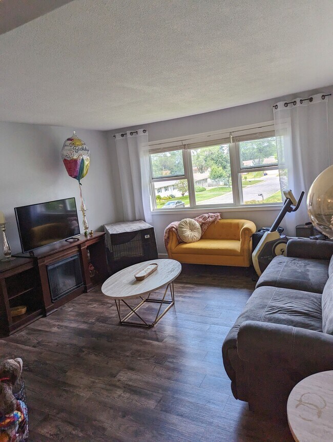 Foto del edificio - 216 Larch Ave