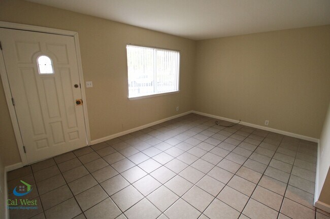 Foto del edificio - $3,295 2 Bedroom 1.5 Bath Bi-Level Town home