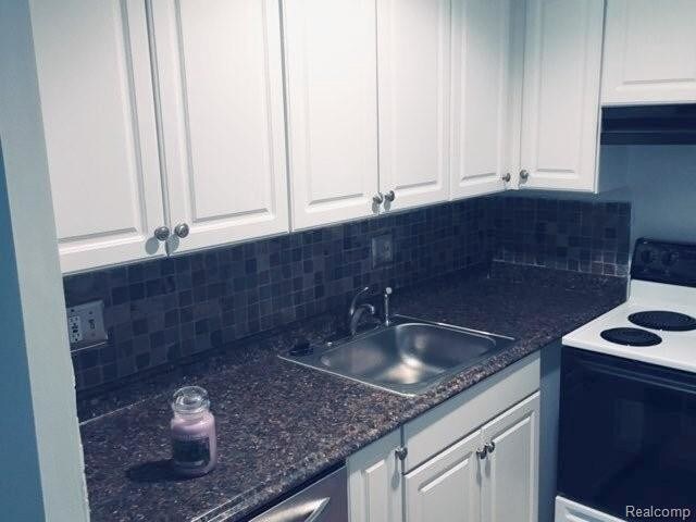 Building Photo - 13900 Camelot Dr