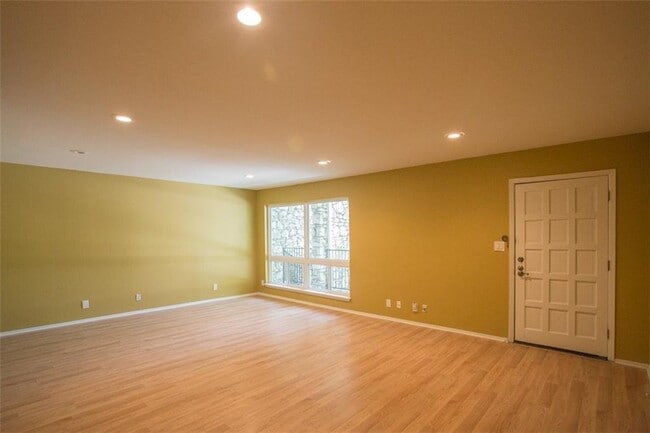 Building Photo - 500 E Riverside Dr