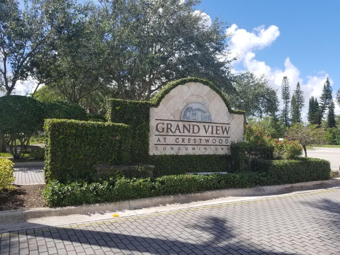 Foto principal - 900 Crestwood Ct S