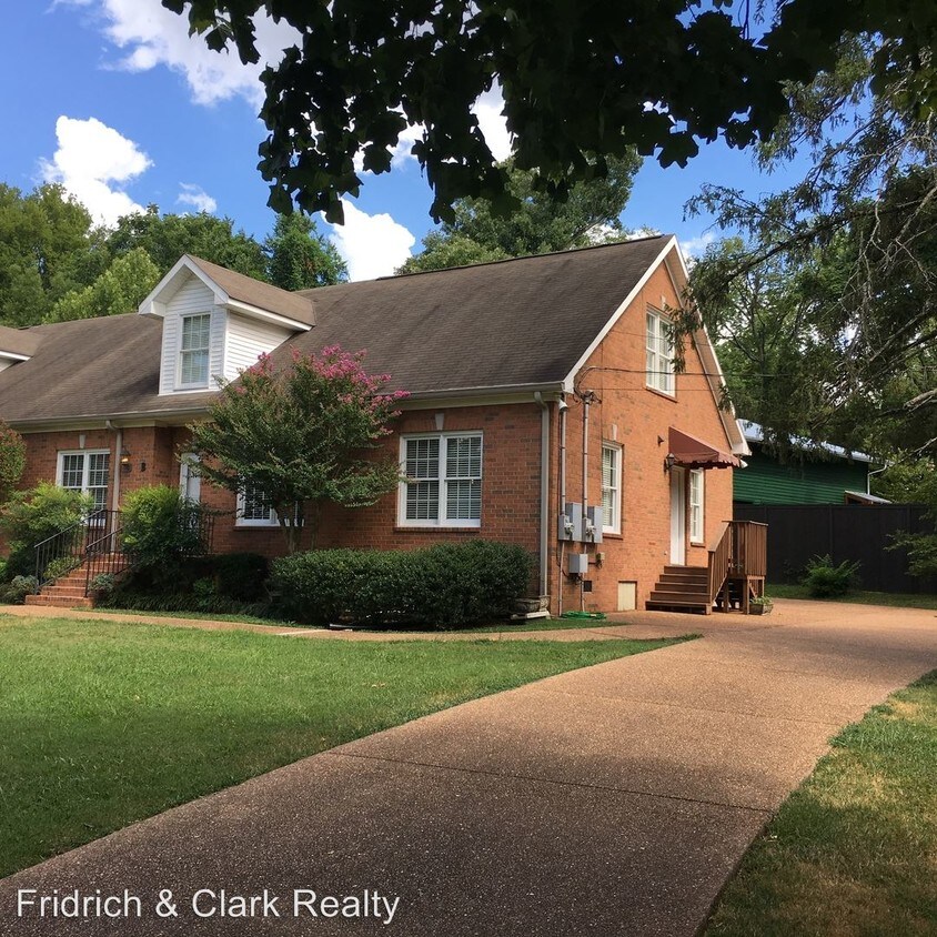 Foto principal - 3 br, 2.5 bath House - 4020B Woodlawn Drive