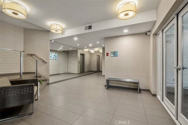 Building Photo - 450 N Oakhurst Dr