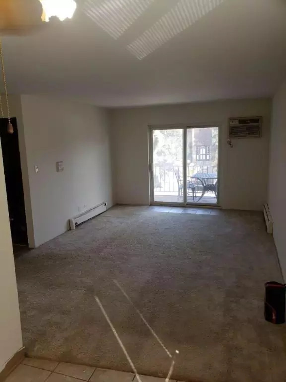 Primary Photo - 343 W Hawthorne Cir