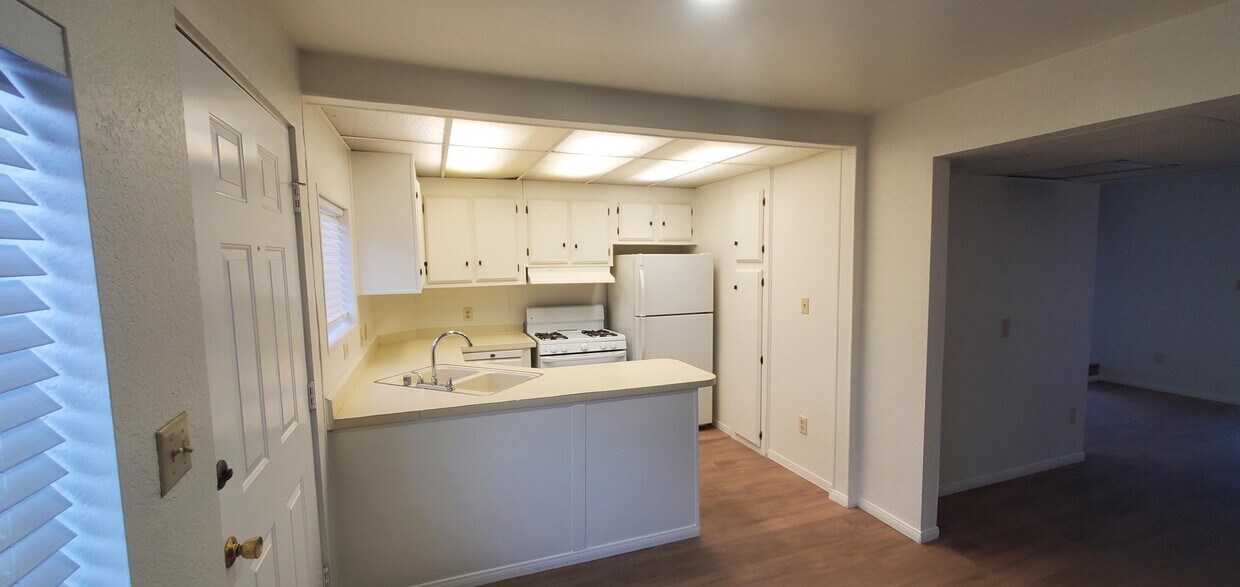 Primary Photo - 40221-221 Harris Ln