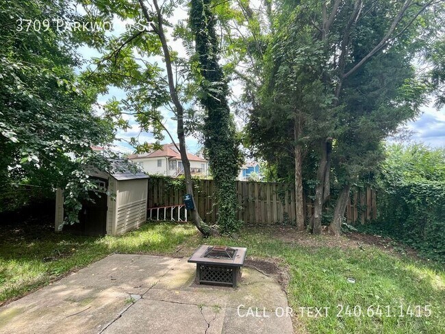 Building Photo - 3709 Parkwood St
