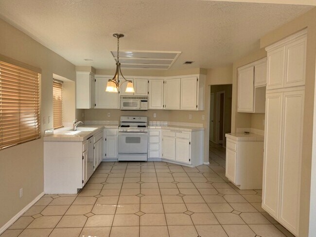 Building Photo - Downstairs bed + bath in gated community w...