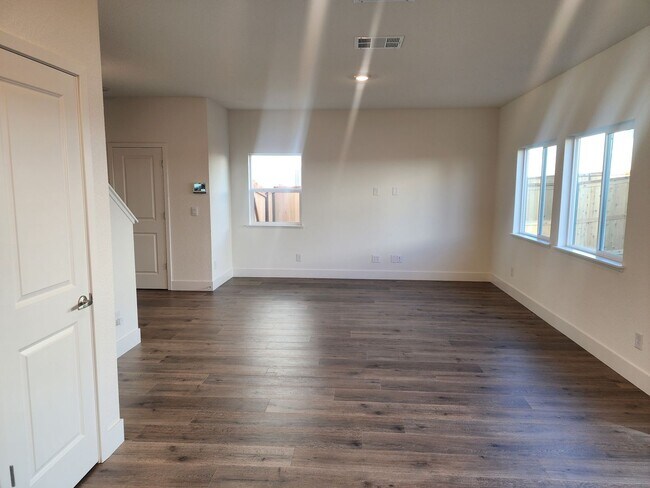 Building Photo - BRAND NEW 4 BEDROOM