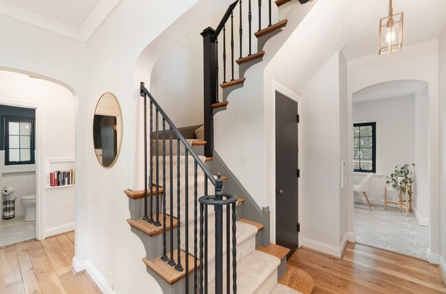 Foto del edificio - Modern Elegance Meets Mt. Lookout Charm – ...