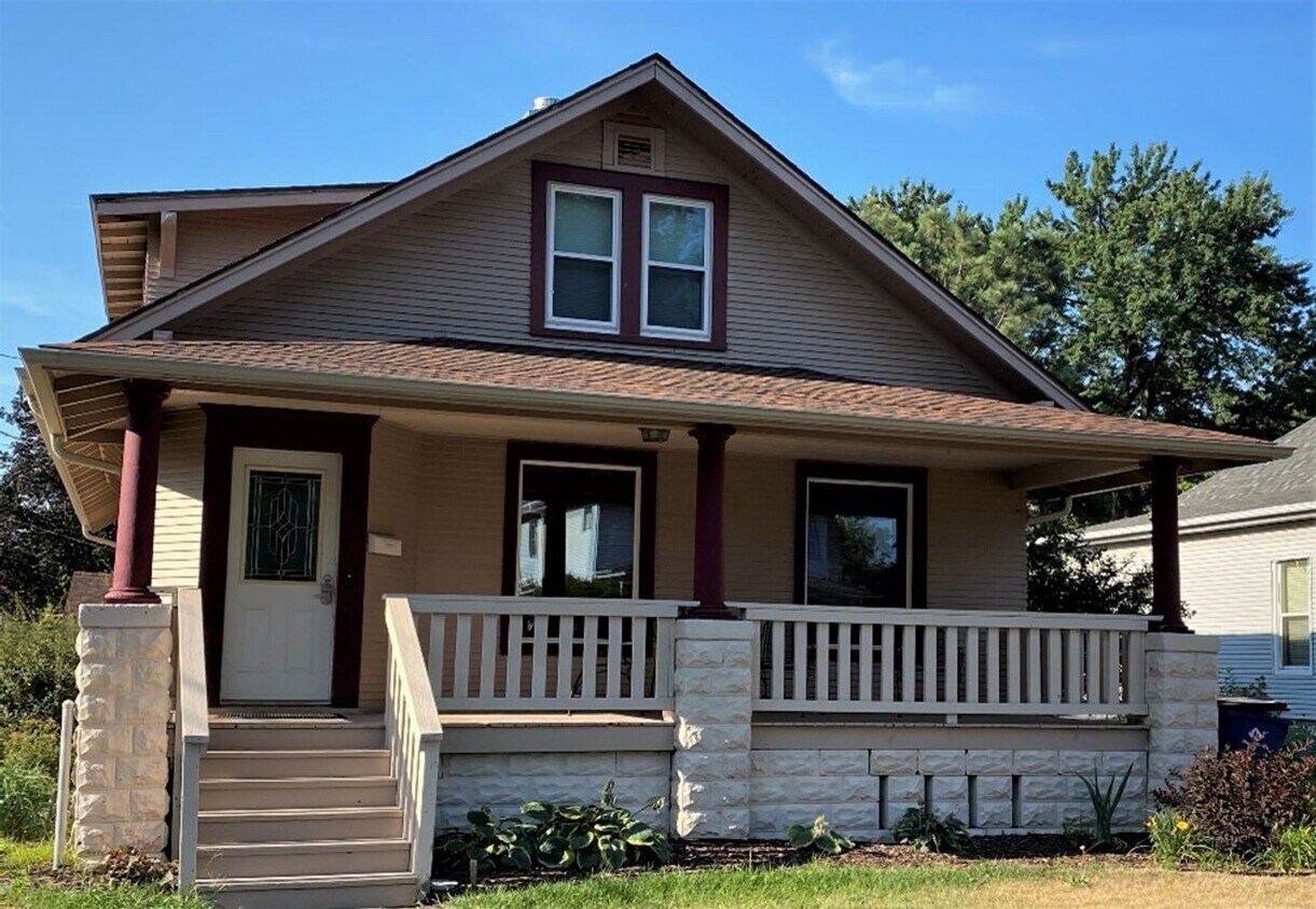 Foto principal - Spacious 4 Bedroom, 2 Bathroom Home