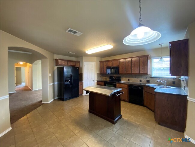 Building Photo - 2101 Golden Eagle Dr