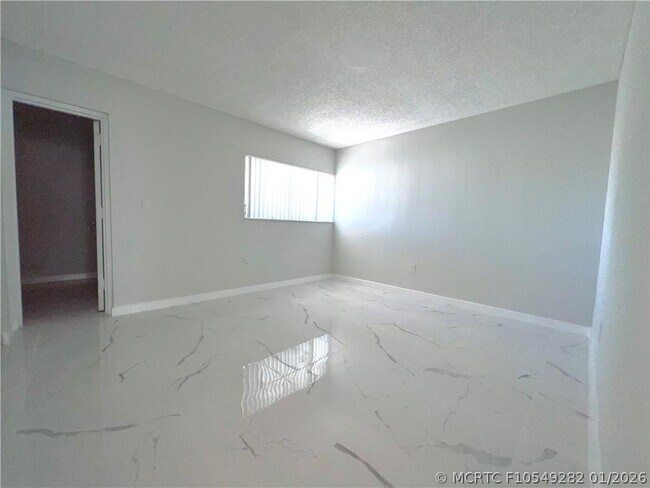 Foto del edificio - 701 N Pine Island Rd
