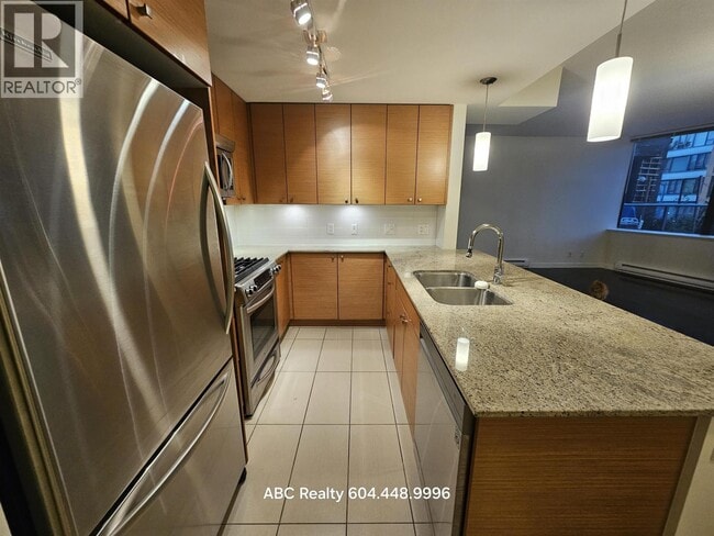 Building Photo - 7362-7362 Elmbridge Way