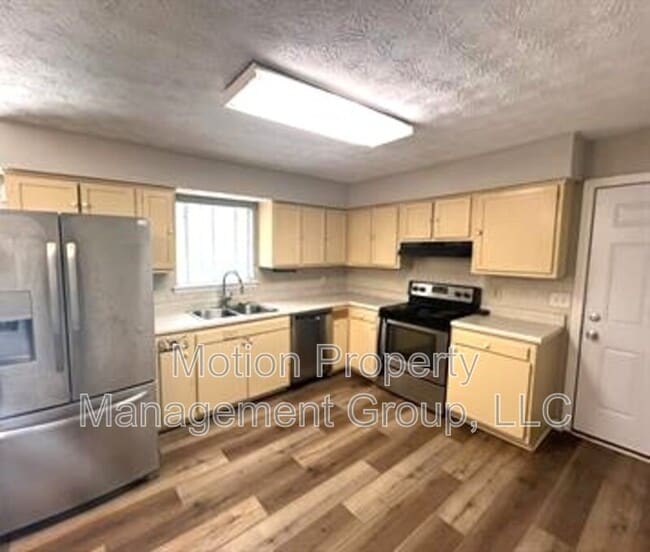 Building Photo - 3020 Woodfield Dr