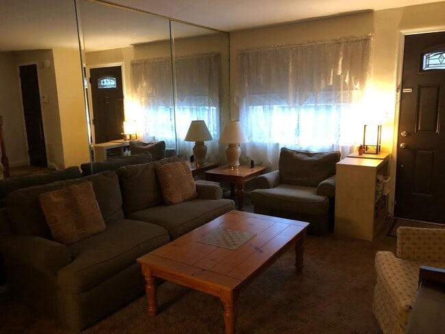 Building Photo - Cozy Three-Bedroom West Hills Townhome w/ ...