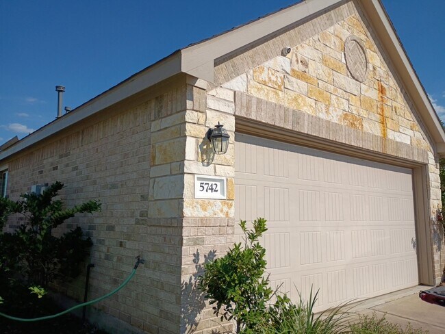 Foto del edificio - 5742 Pampus Prairie Rd