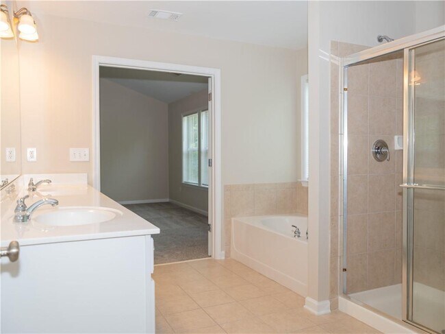 Building Photo - 663 Prada Ct NE