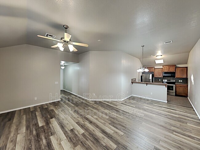 Building Photo - 2516 Queenston Ave
