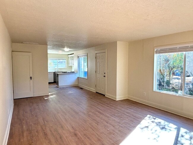 Building Photo - Powellhurst-Gilbert Updated 4 Bedroom/2 Ba...