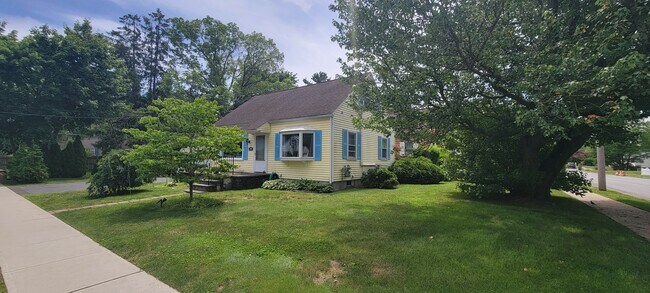 Building Photo - 250 Lynne Pl
