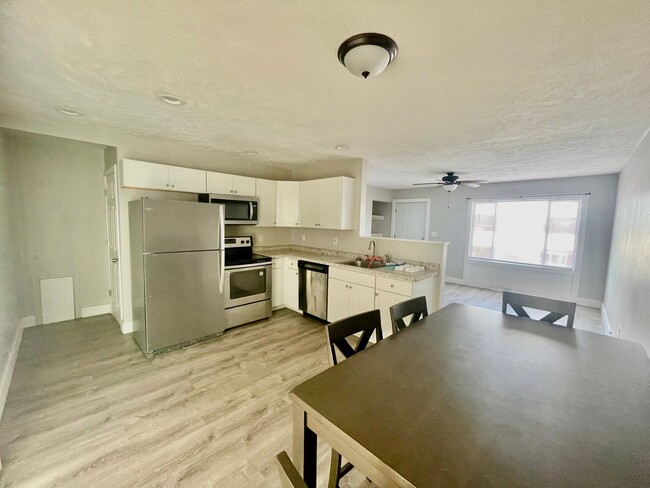 Building Photo - 3 Bed 1 Bath- South Park PA