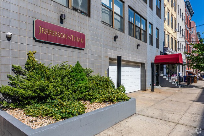 Entrada - Jefferson Triad