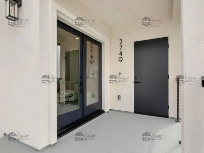 Foto del edificio - 3739-3751 Adams Street