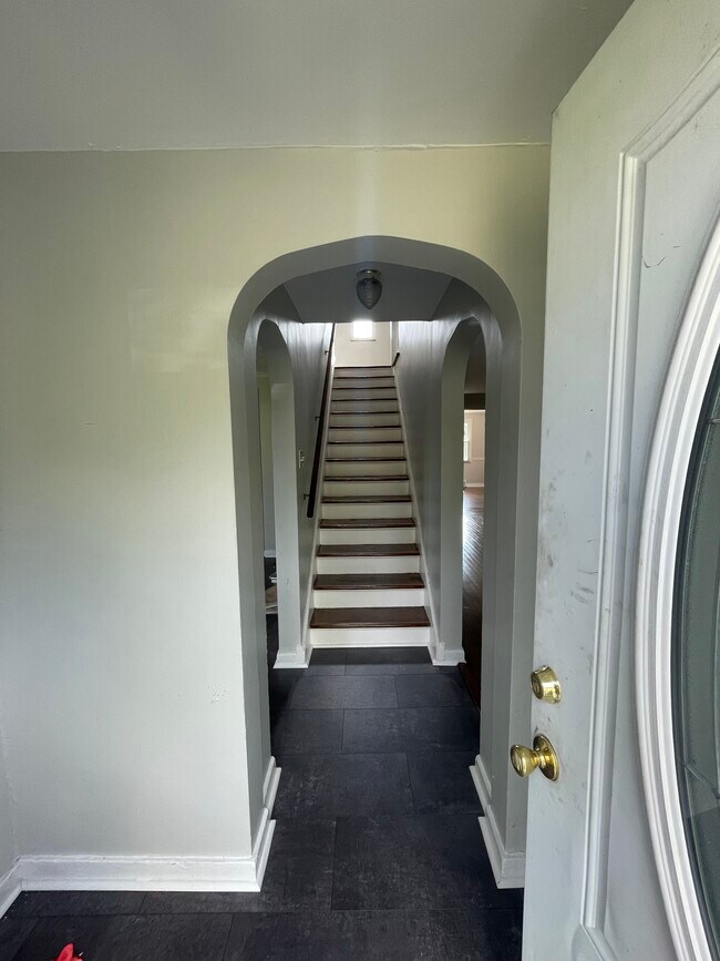 Entrada - 1813 Clairton Rd