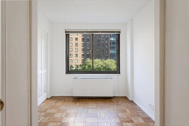Foto del edificio - 201 W 70th St