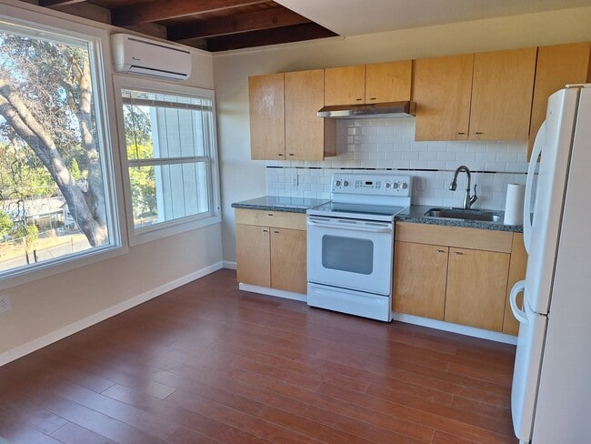 Building Photo - 140 N Lakeview St