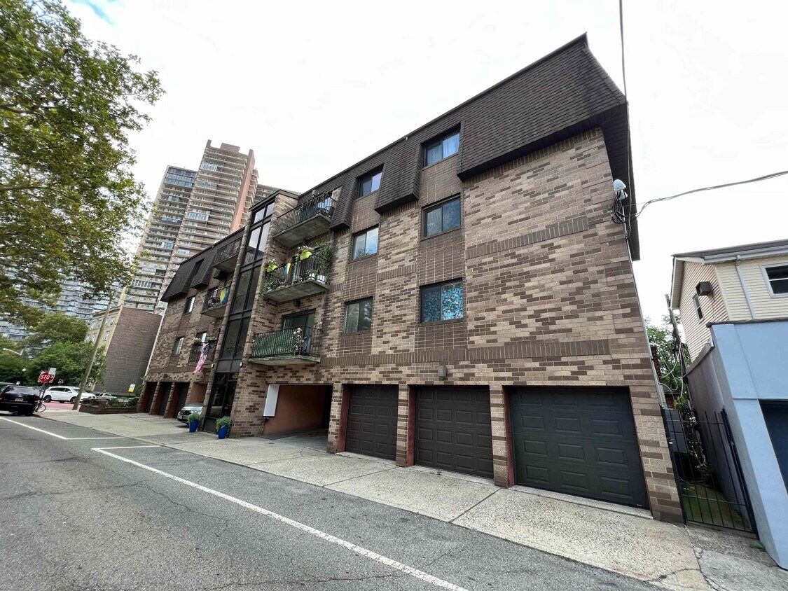 Primary Photo - 6023 Boulevard E