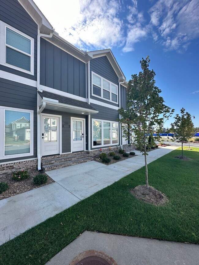 Foto del edificio - 1 Bed 1 Bath Luxury Energy Efficient Townhome -  Rockwater Village