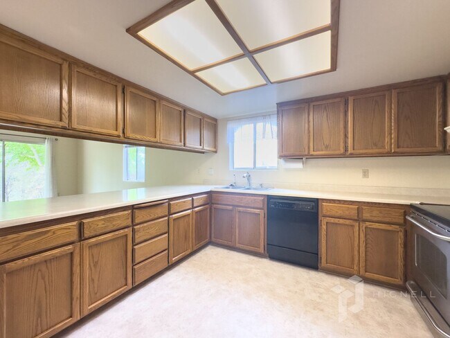 Foto del edificio - Spacious Home on the West Side of Redding ...