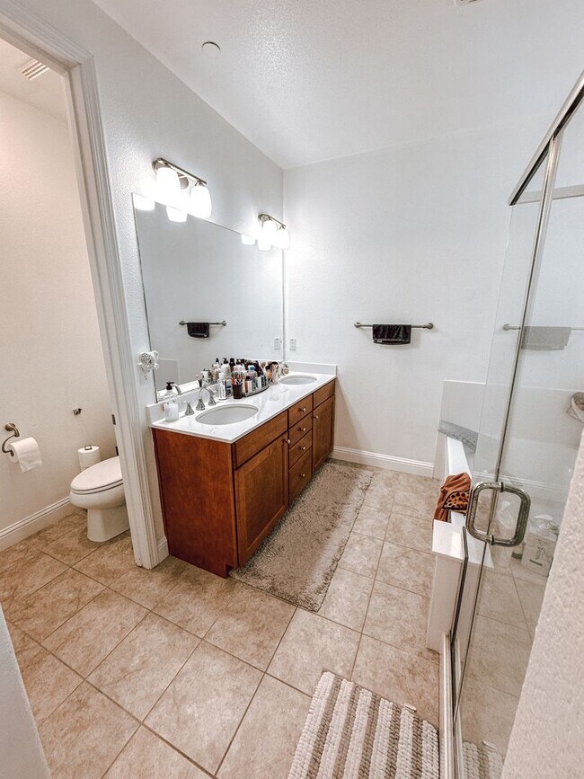 Building Photo - Gorgeous Home Available Now!