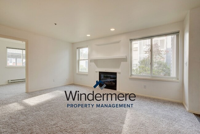 Building Photo - 3 Bed 2 Bath Ground Level Condo