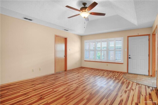 Building Photo - 17 Yarrow St