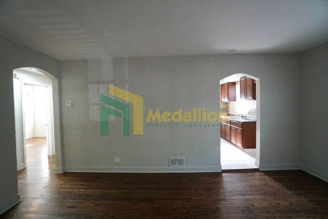 Building Photo - 10123 S Crandon Ave