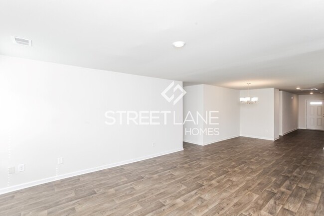Building Photo - REDUCED! - Now offering 1-month free off f...
