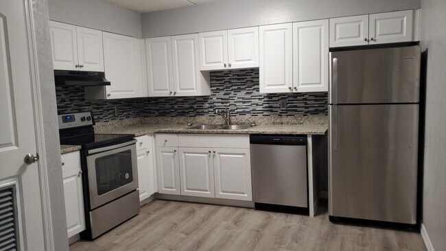 Kitchen - 1620 S Palmetto Ave