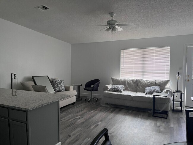 Foto del edificio - Beautiful furnished 2 bedroom 1 1/2 bath w...