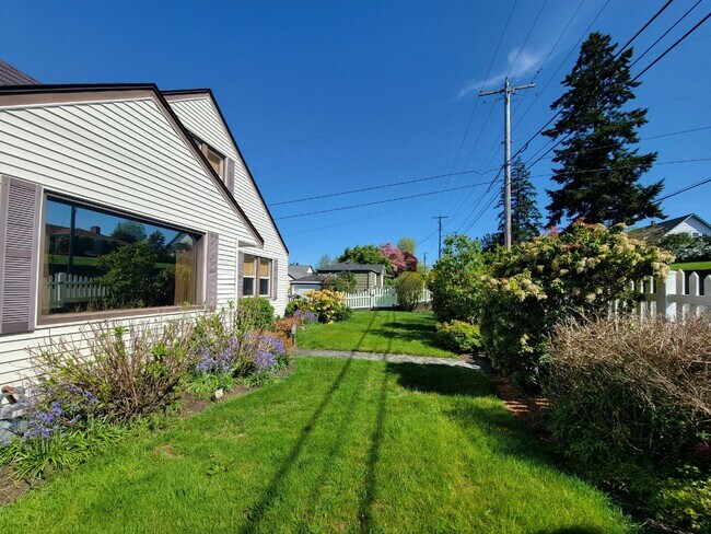 Building Photo - Gorgeous 3 bedroom home in Manette - close...
