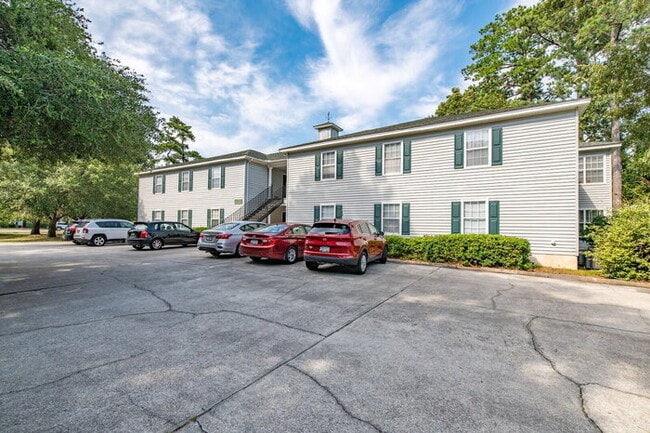 Building Photo - Coastal Comfort Awaits: Spacious 3-Bed, 2-...