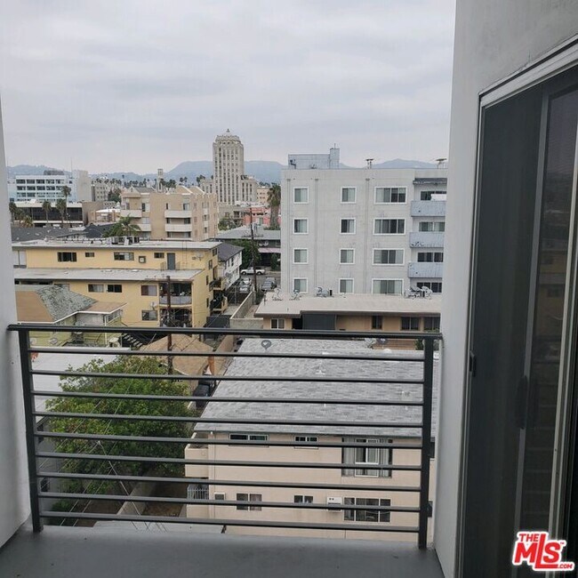 Building Photo - 733 S Manhattan Pl