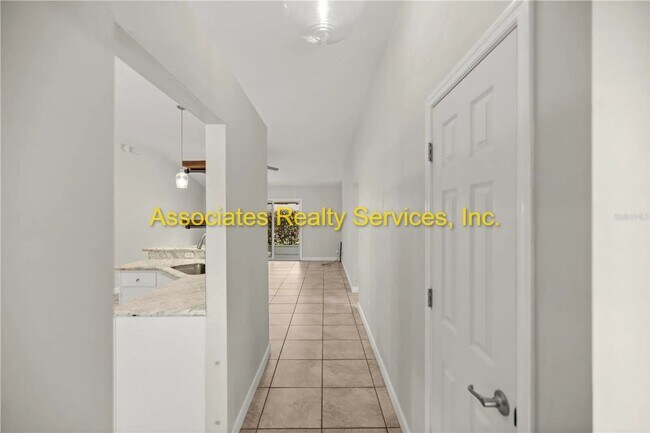 Foto del edificio - Charming, spacious 3bed/2bath home w/ office, screened patio & double car garage in Northridge su...