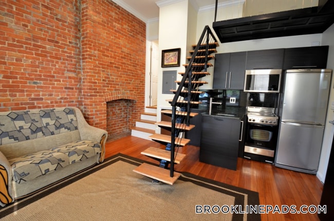 Building Photo - 1689 Beacon St