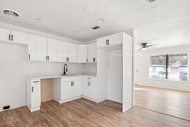 Foto del edificio - Renovated 4 Bed/1 Bath Home with Huge Yard!