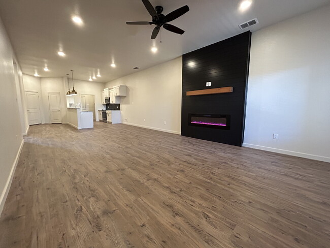 Foto del edificio - Brand New Duplex in Frenship East!
