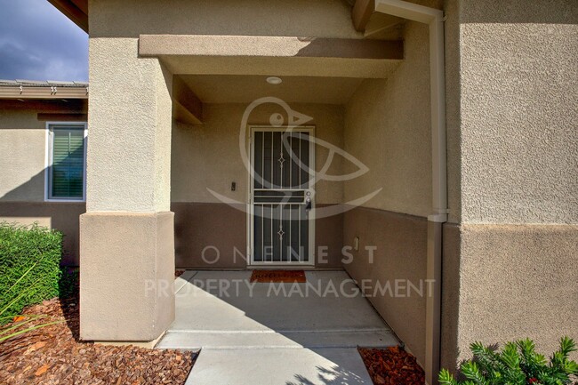 Building Photo - Beautifully maintained and modern 4-bedroom, 2-bathroom